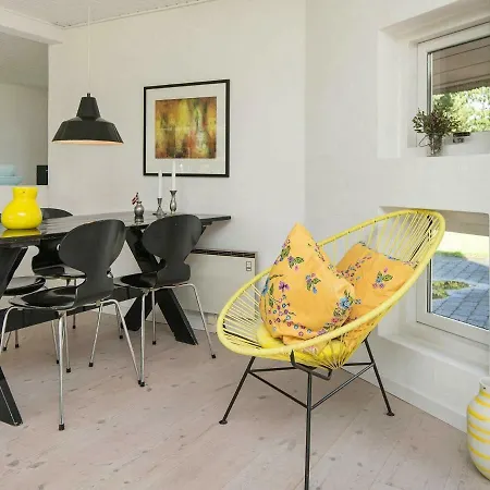Three-bedroom Holiday In 62 *