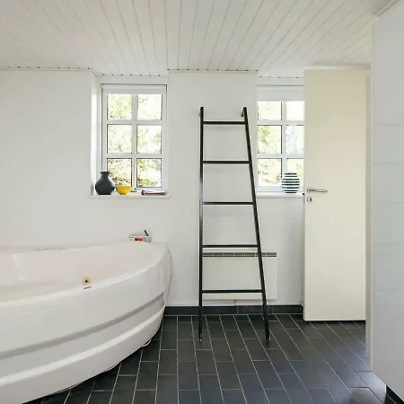 Vakantiehuis Three-bedroom Holiday In 62 *