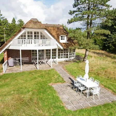 Three-bedroom Holiday In 62